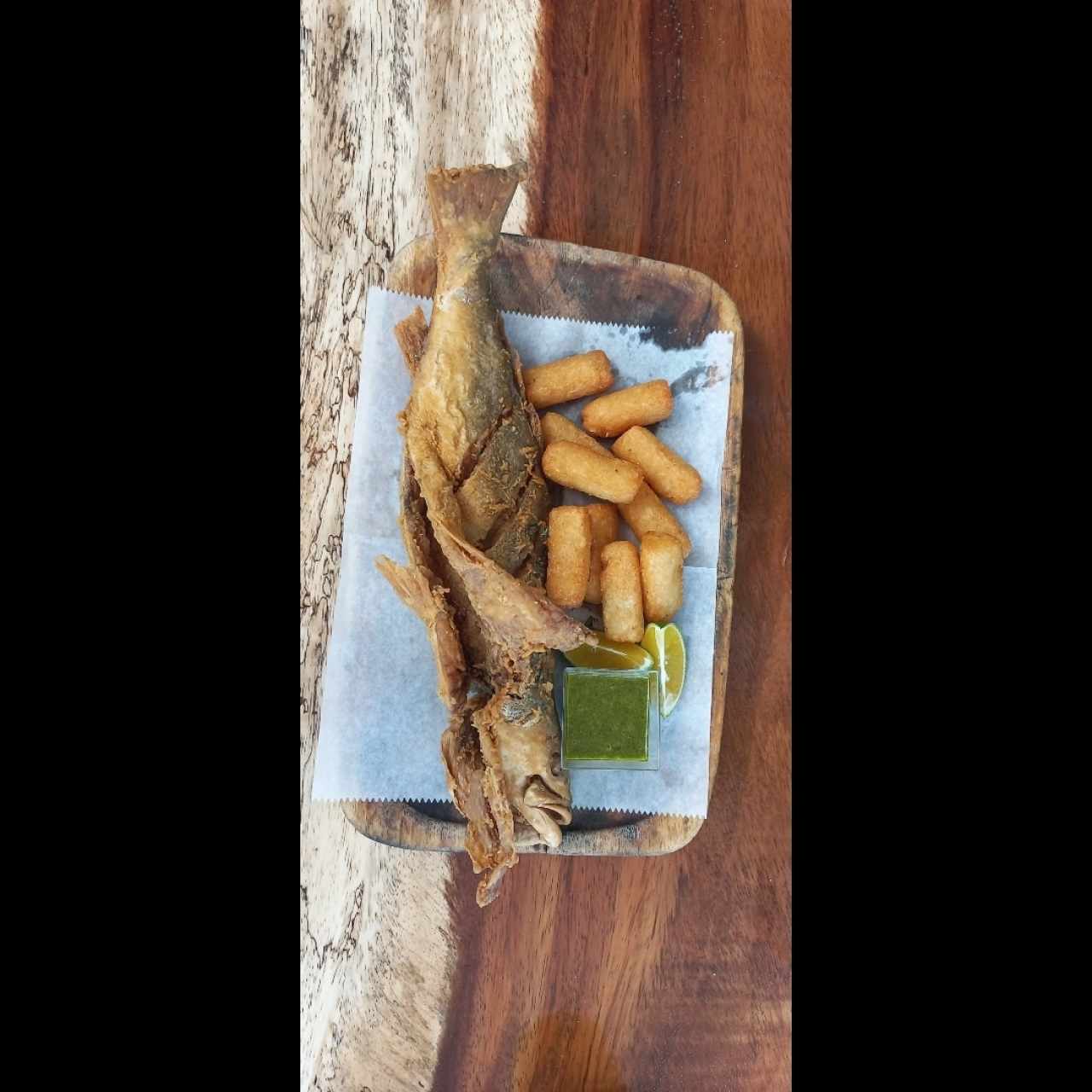 Pescado entero frito con yucas frita