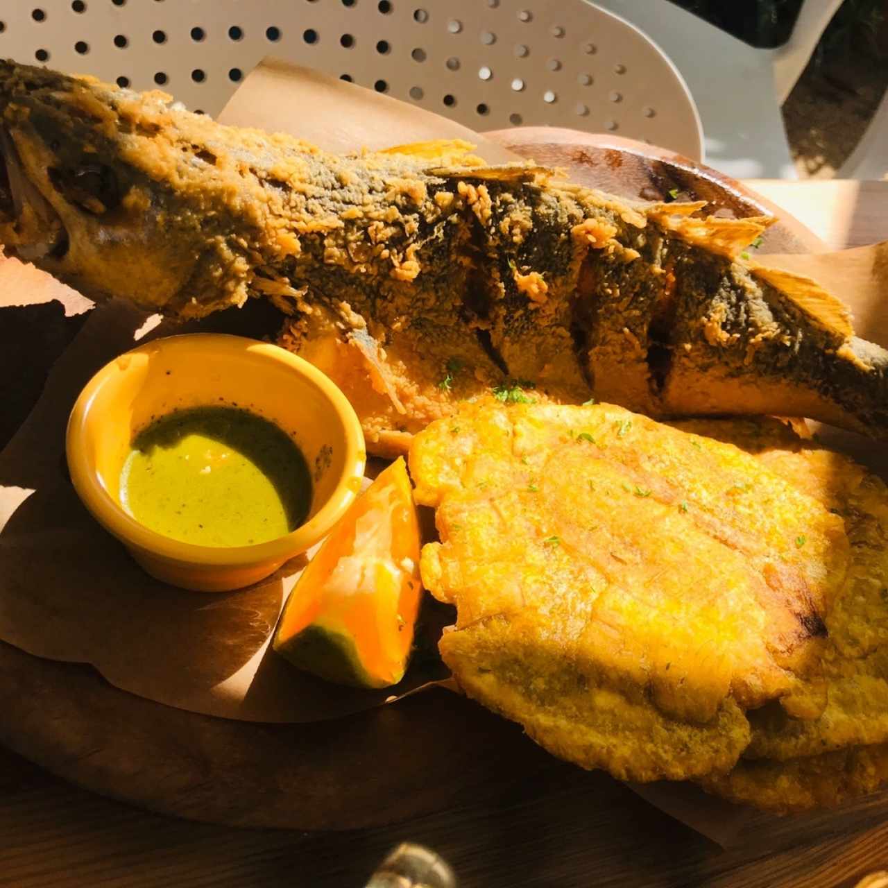 Pescado Entero con Patacones