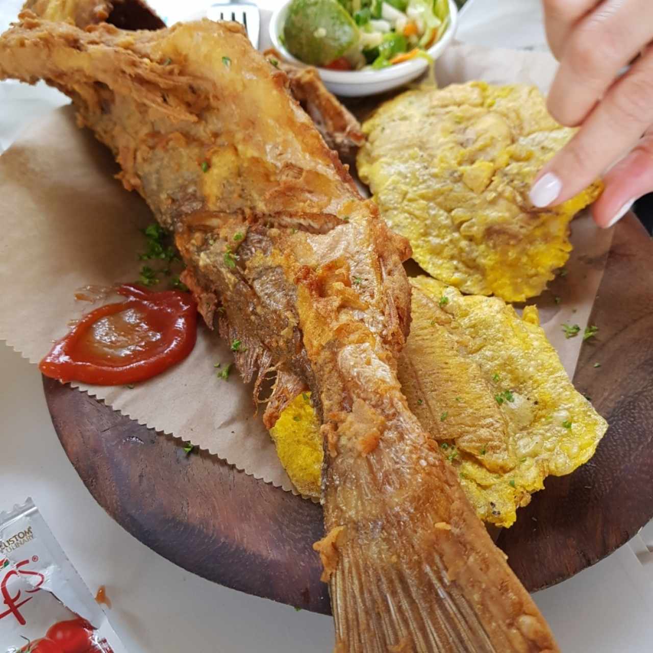 pescado frito con patacones. 