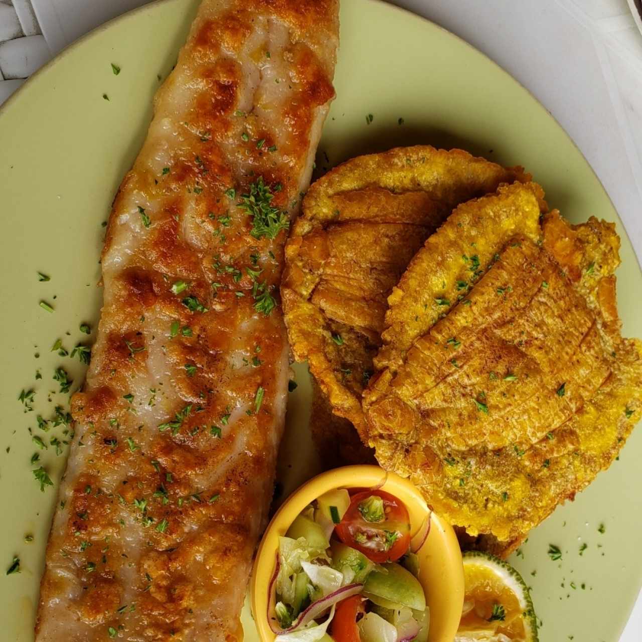 Filete al grill con tostones 