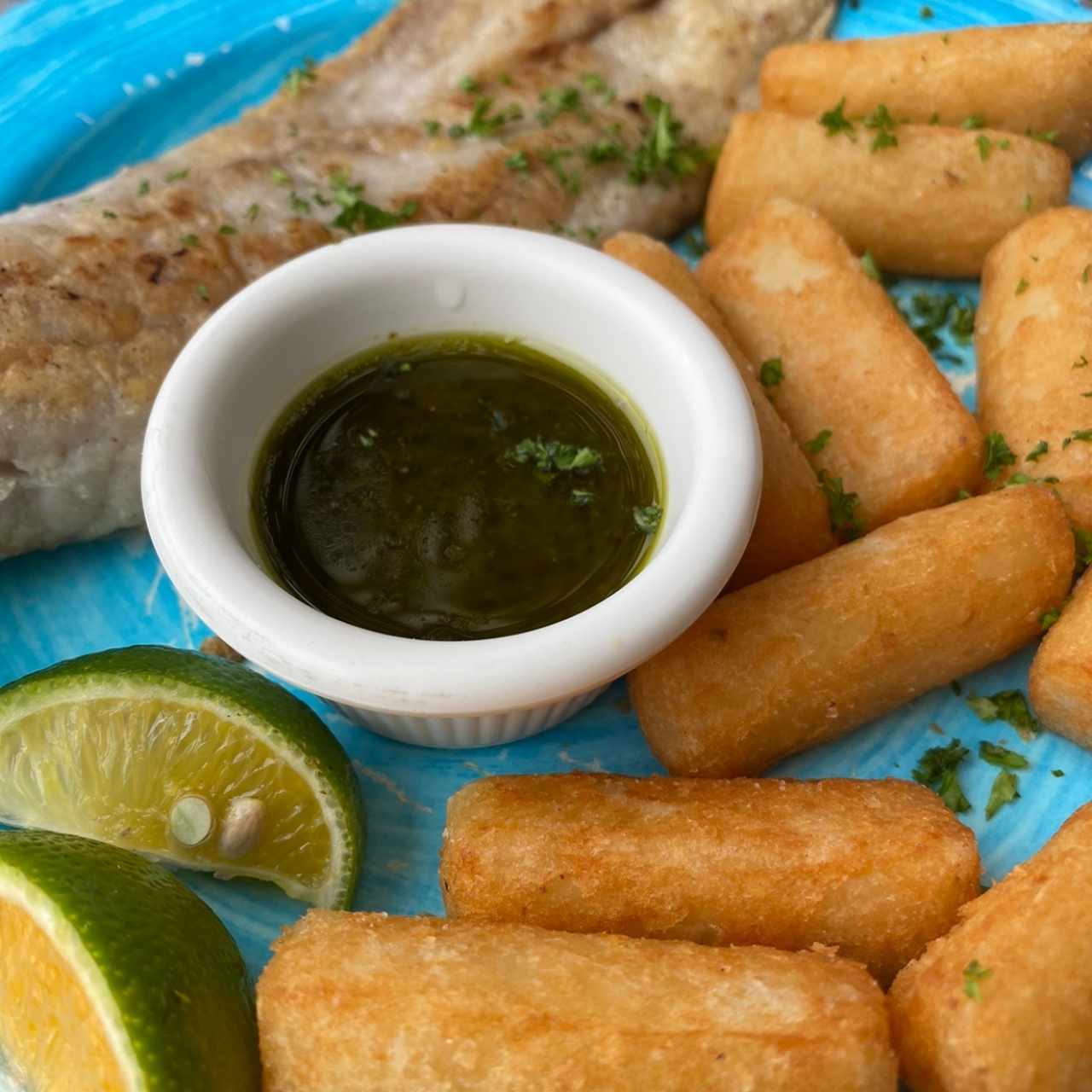 Pescado a la plancha con yuca frita