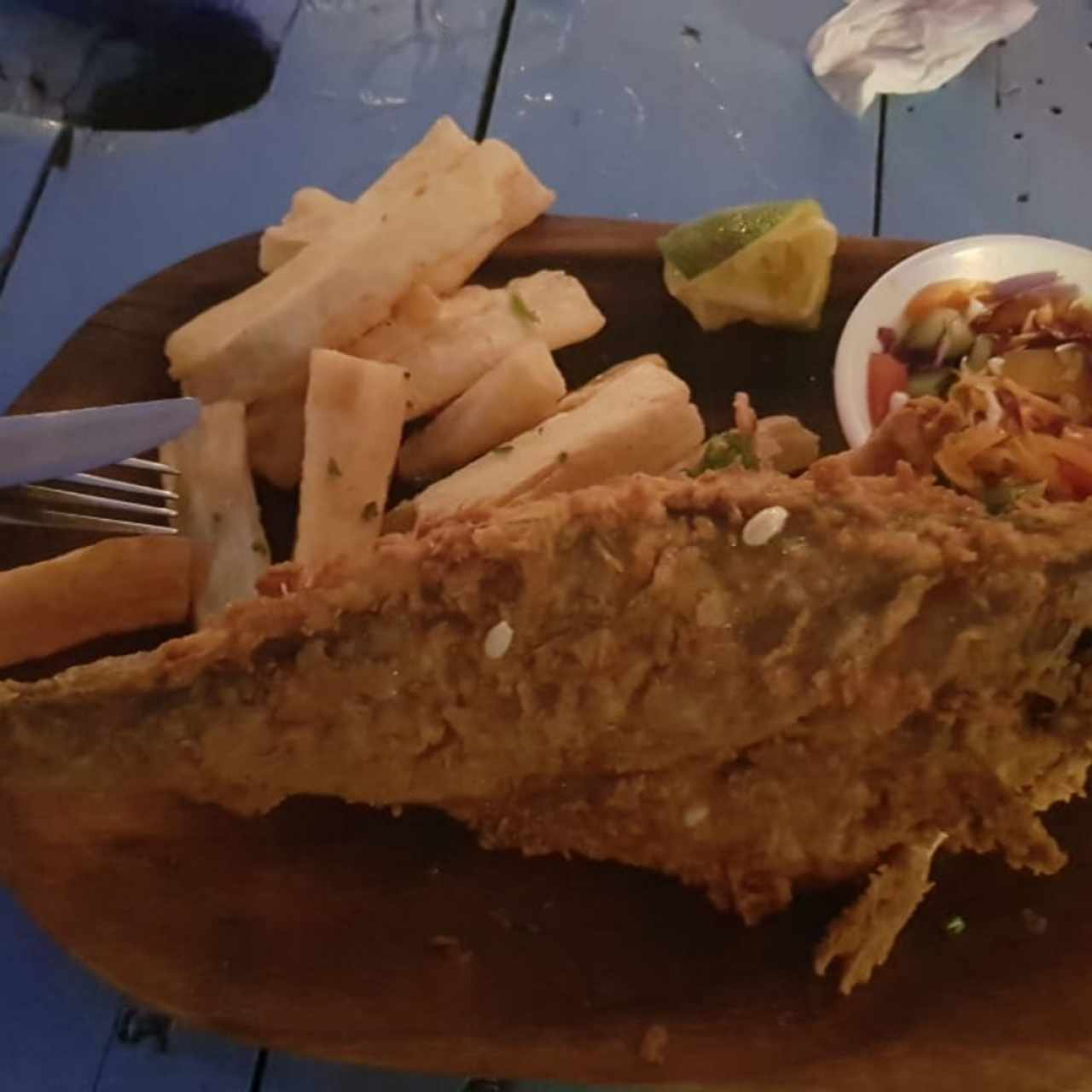 Pescado frito con yuca frita