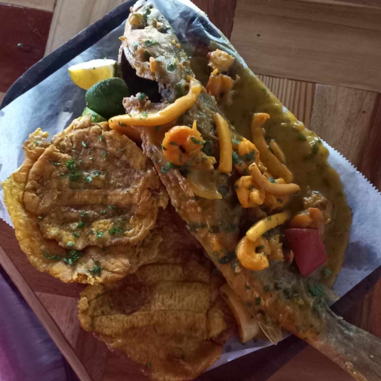 Pescado frito en salsa de mariscos