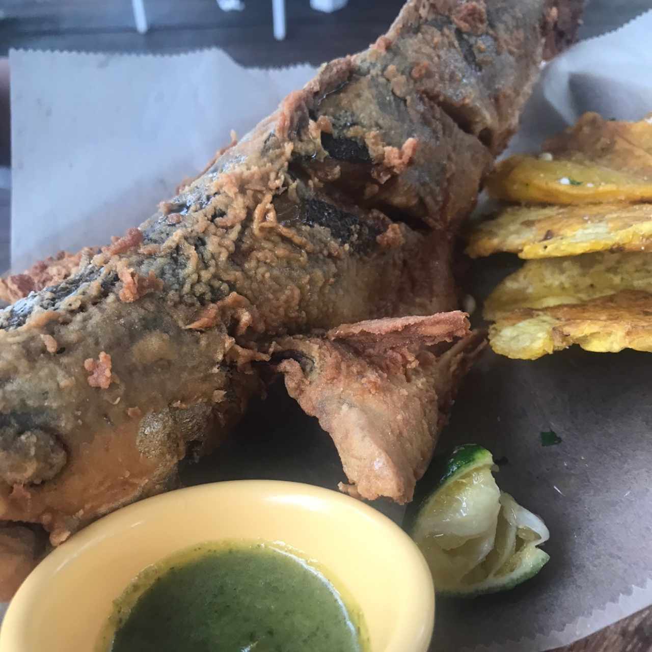 Pescado frito con patacones