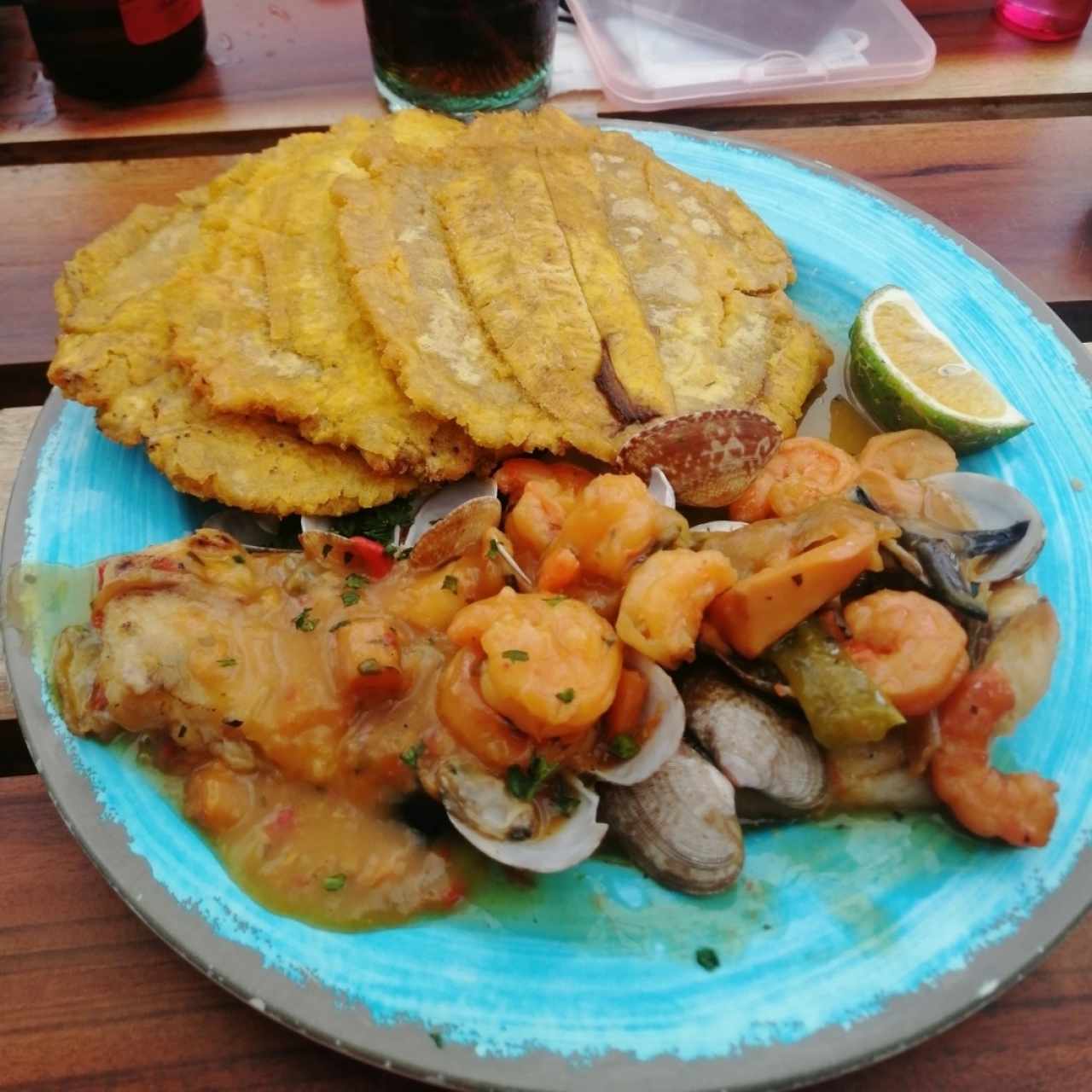 Filete de pescado con salsa de mariscos