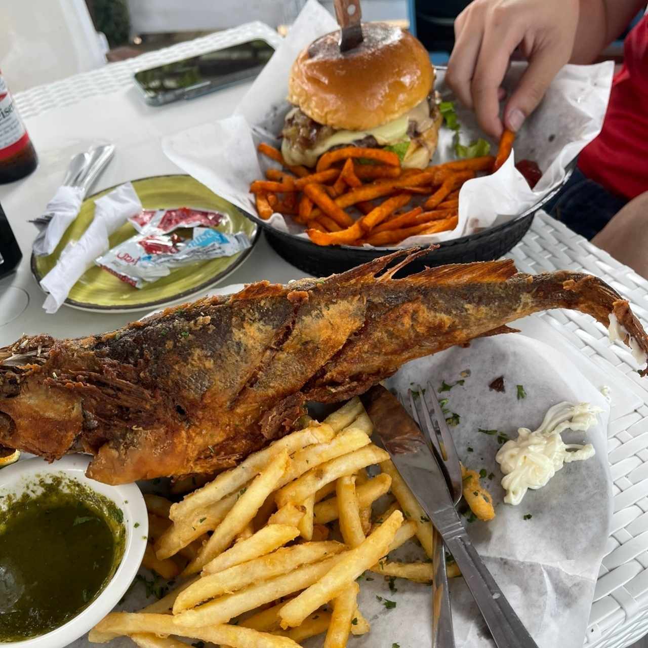 pescado entero frito y hamburguesa praia 2.0