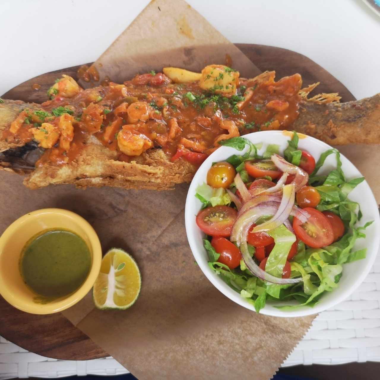 pescado frito entero con chupe de mariscos