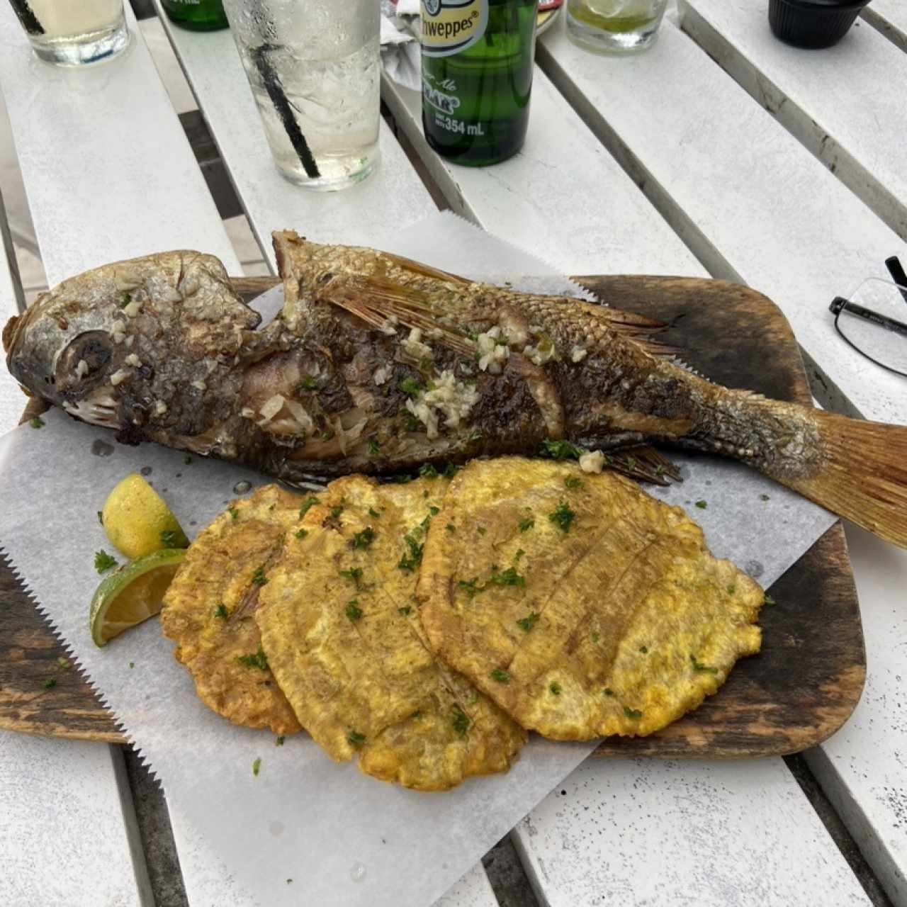 Pescado asado con patacones