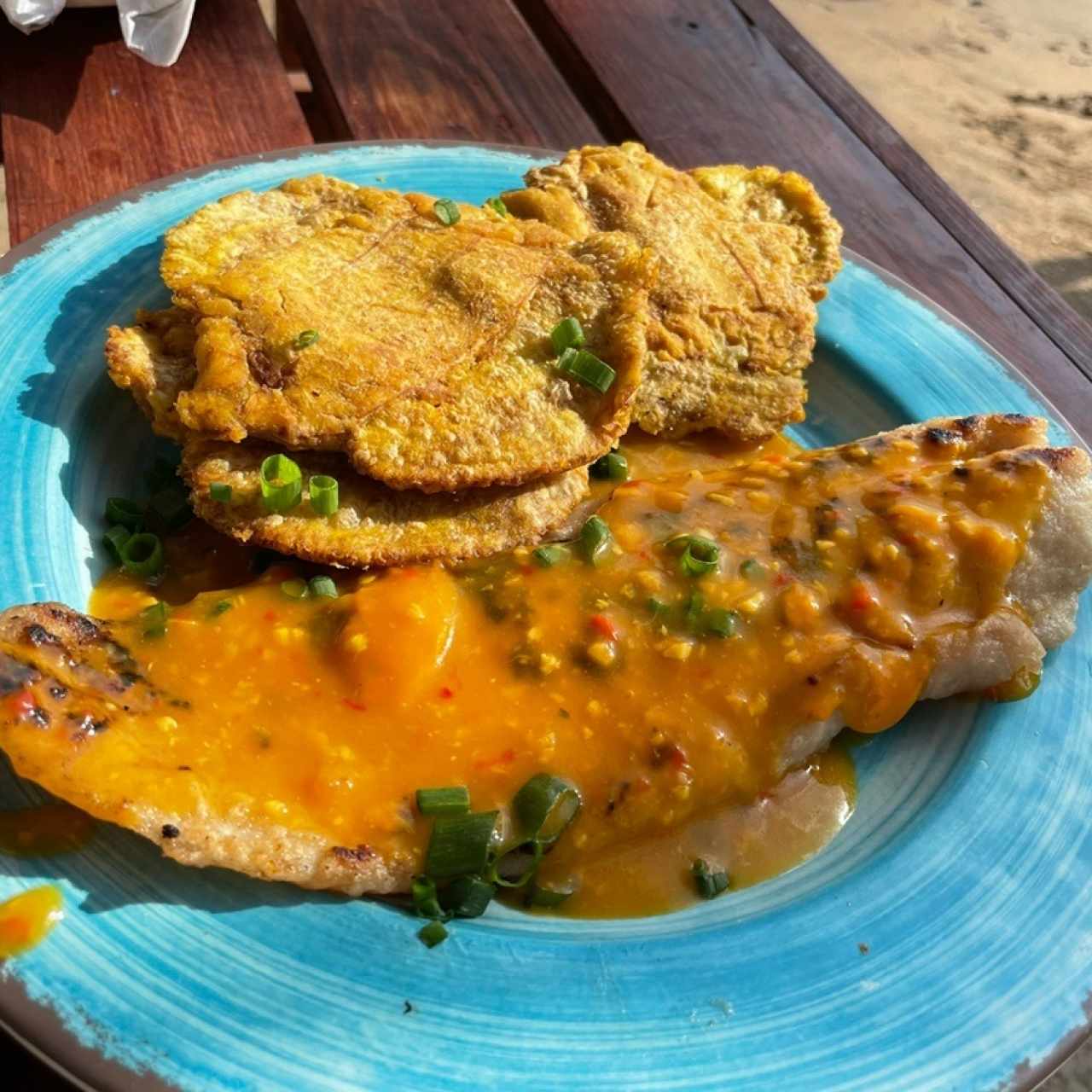 Filete de Pescado al Ajillo con Patacones