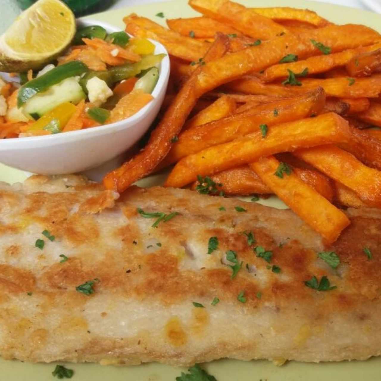 Filete de pescado con Camote frito