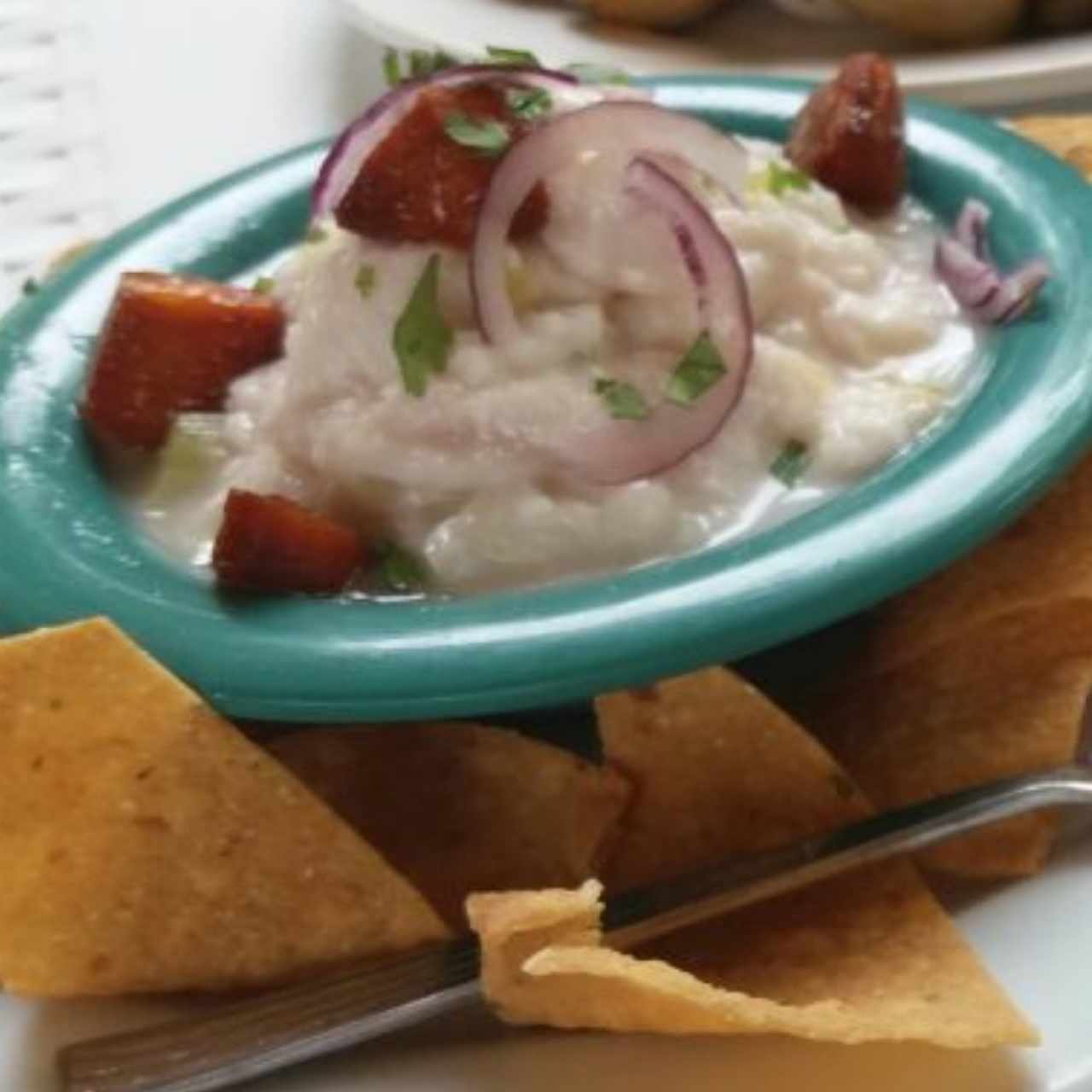 Ceviche con coco y yuca garrapiñada