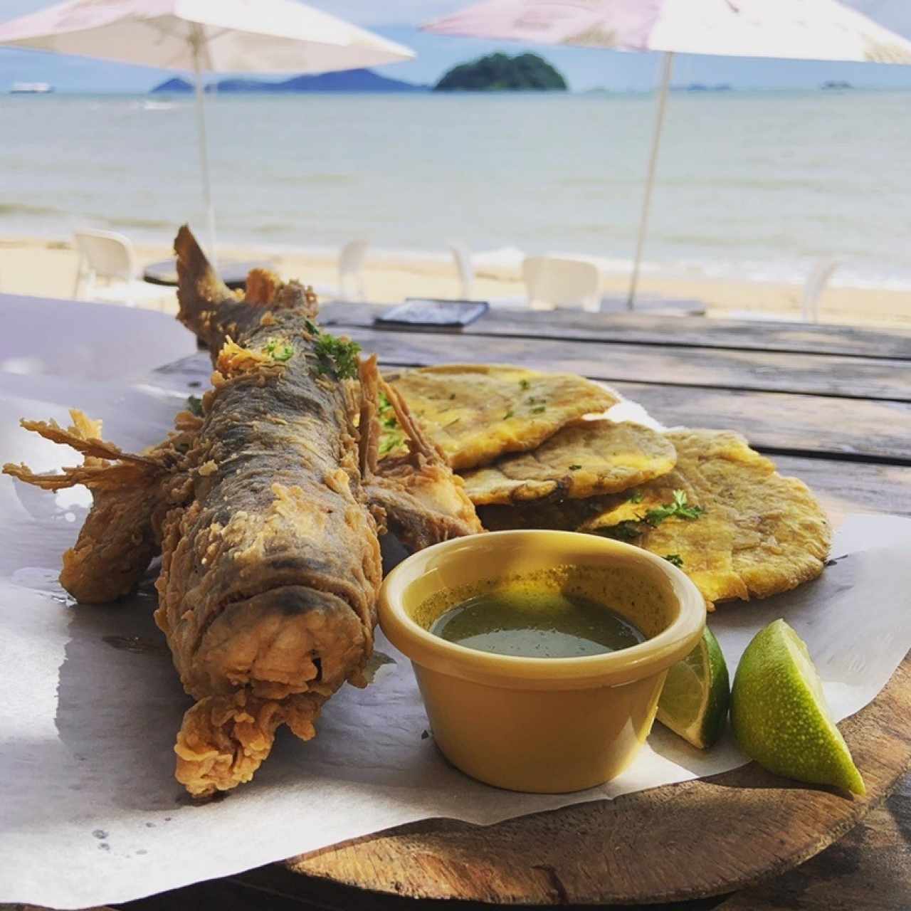 Pescado frito con patacon