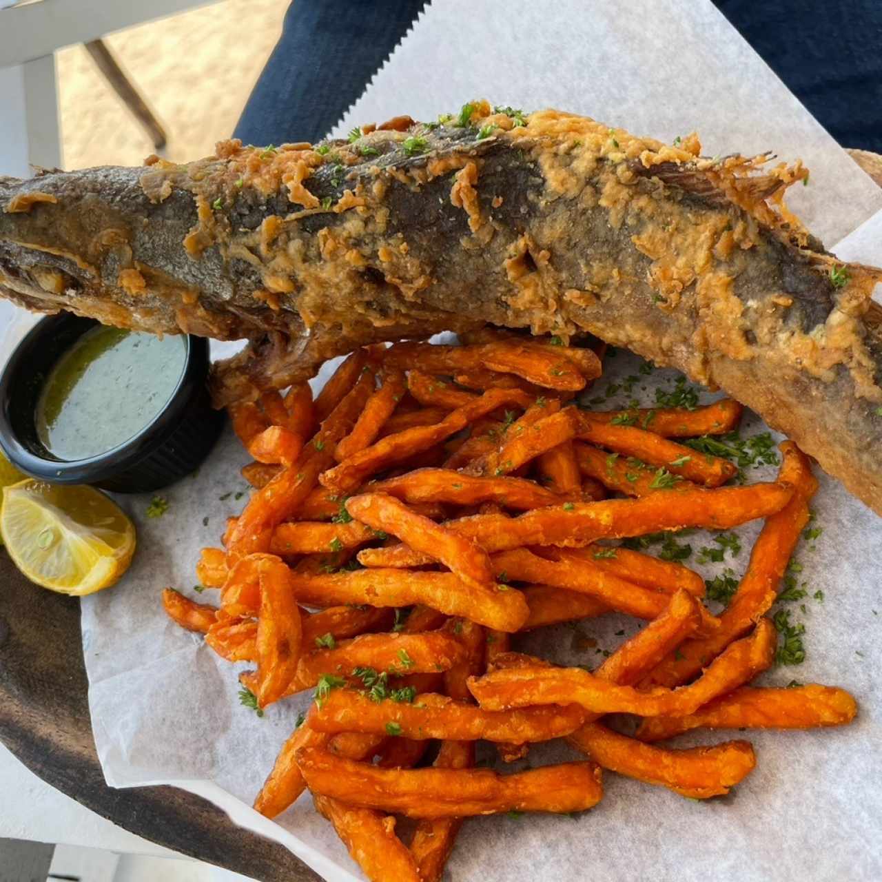 Pescado frito con camotes