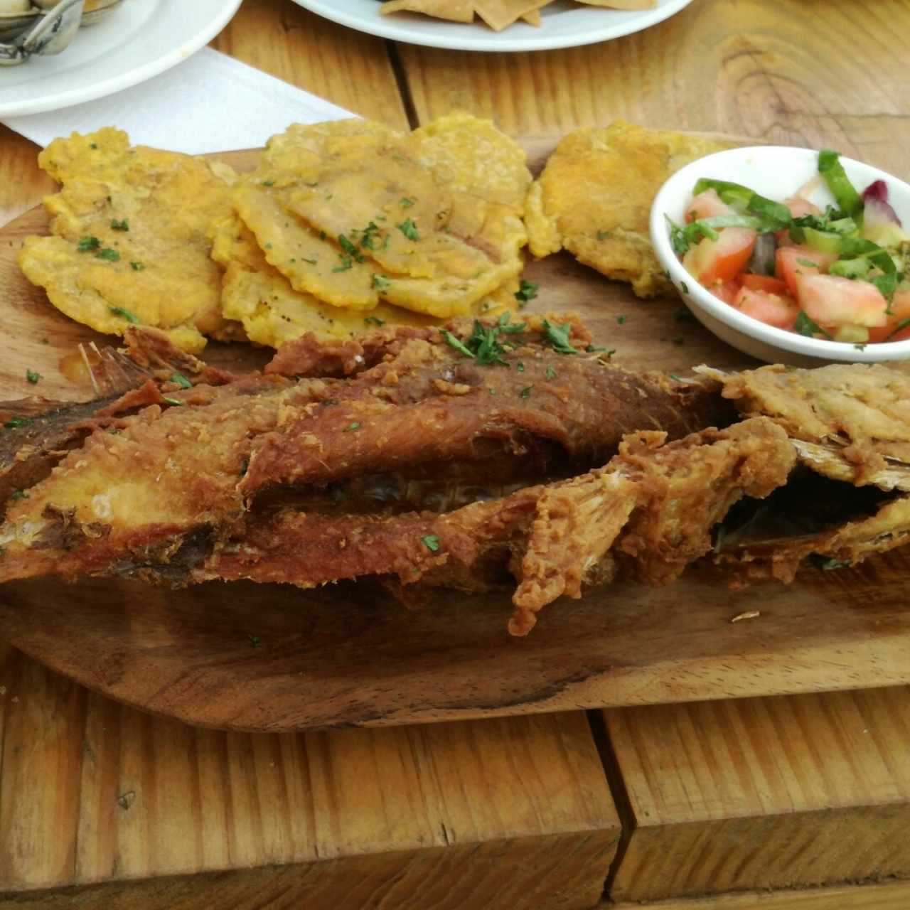 pescado frito entero con patacones