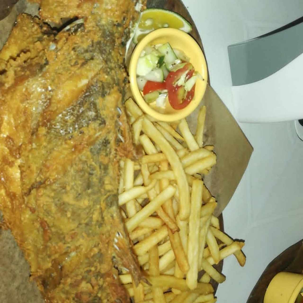 pescado entero con papas fritas