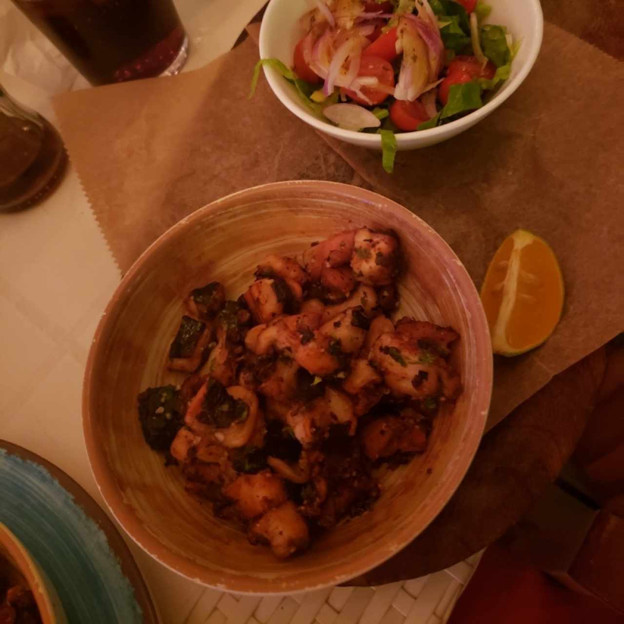 Pulpo al olivo y ajo + ensalada