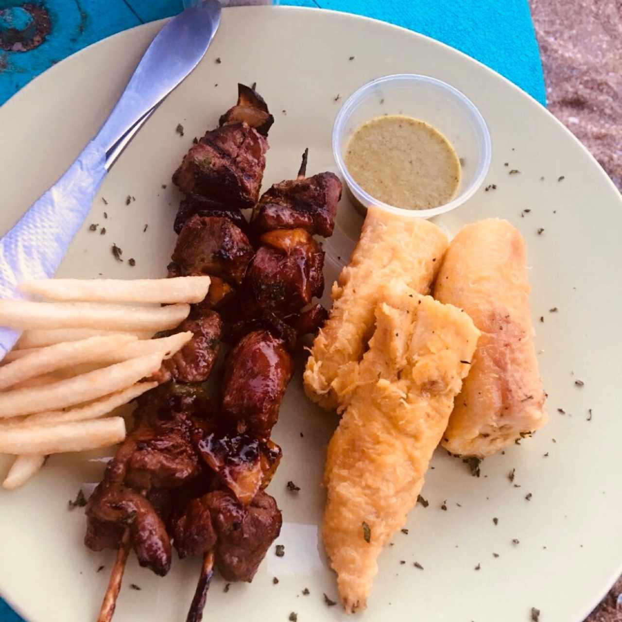 Brochetas con Plátano asado y Papitas fritas. 