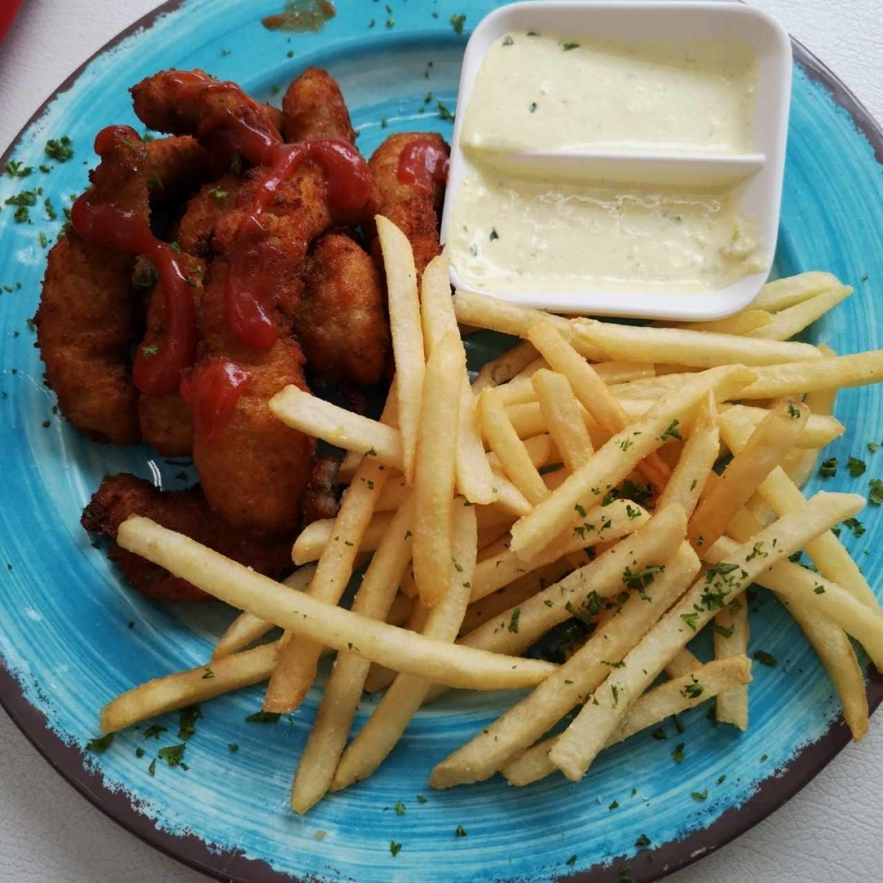 Deditos de pescado con papas fritas