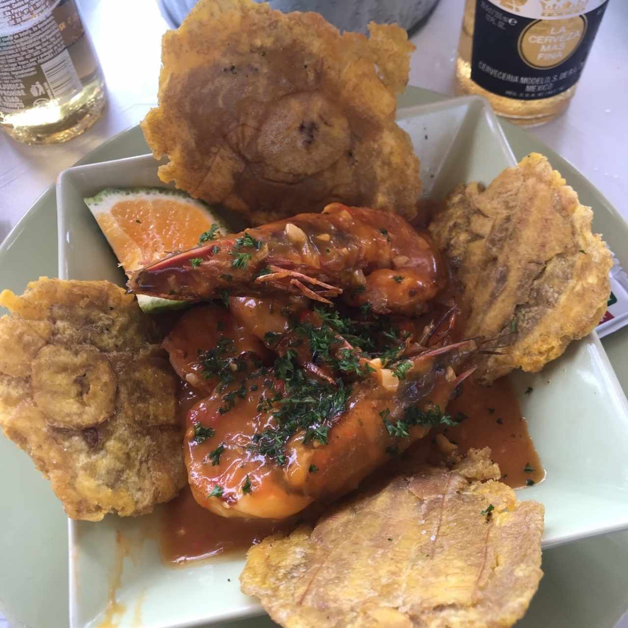 langostinos al ajillo con patacones 