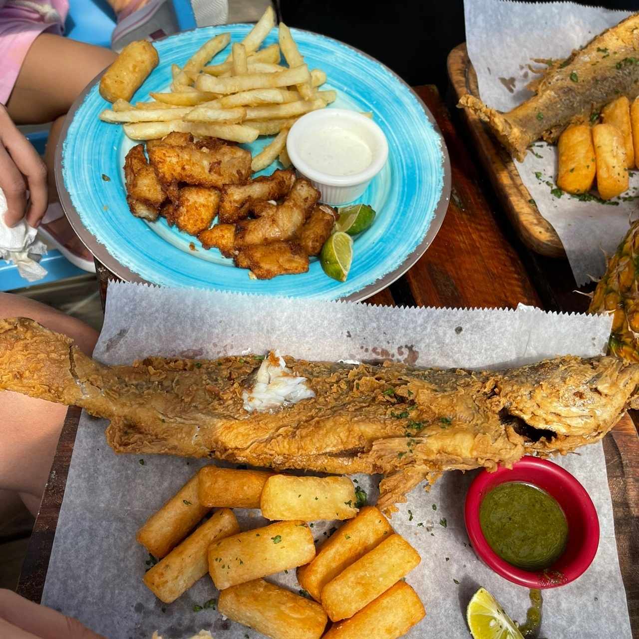 Pescado Frito con yuca y Deditos de Pescado