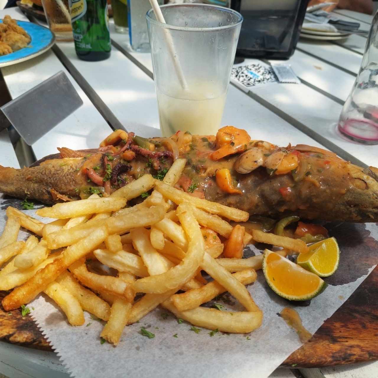 Pescado entero con salsa de mariscos