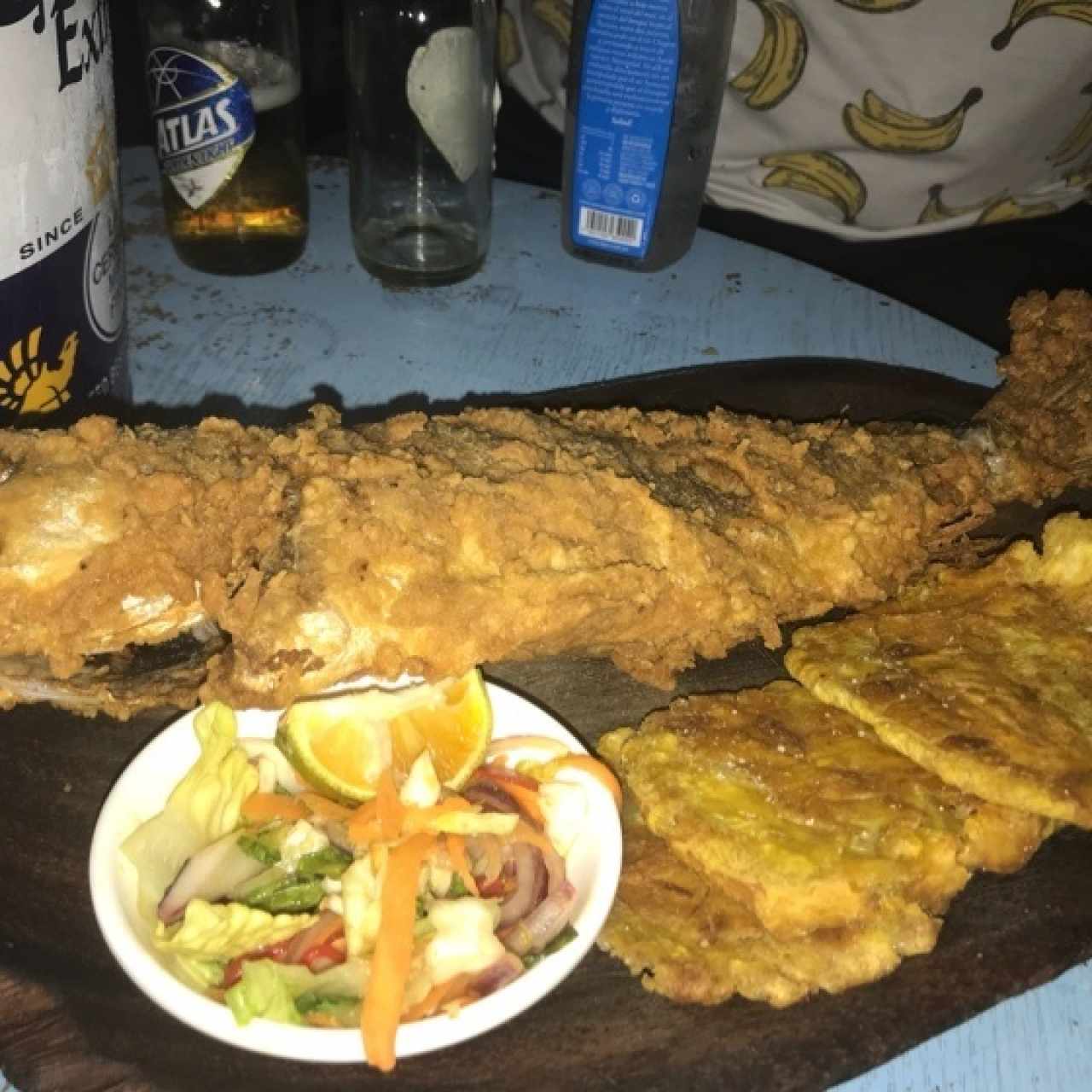 Pescado entero frito con Patacones