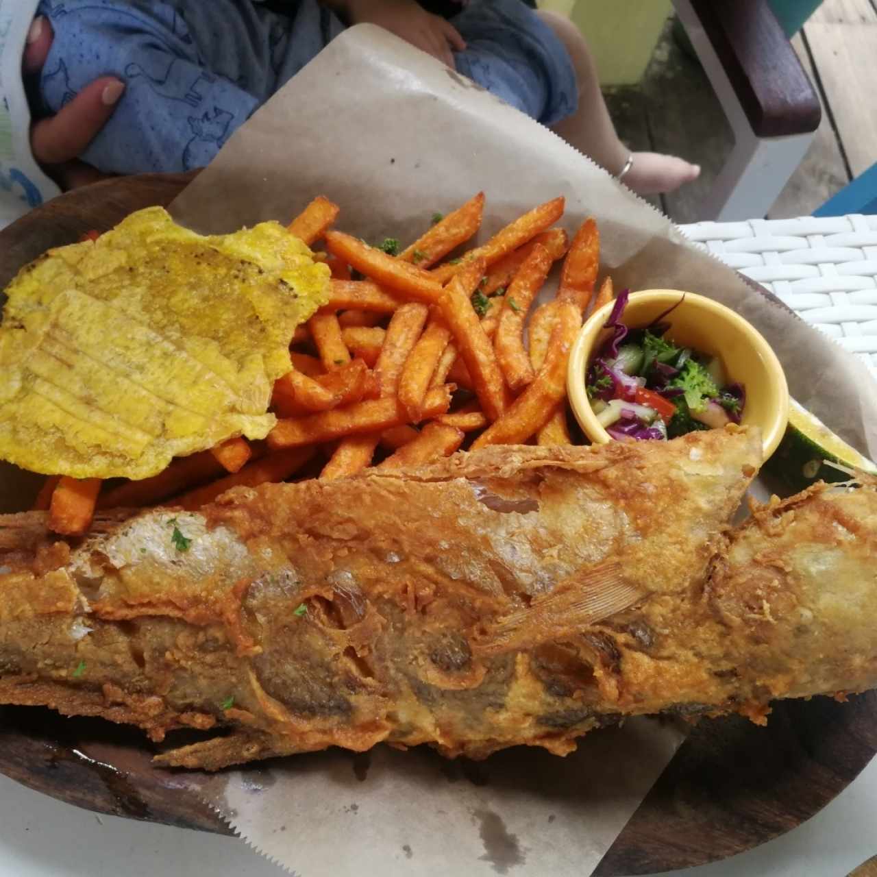 pescado entero con camote frito