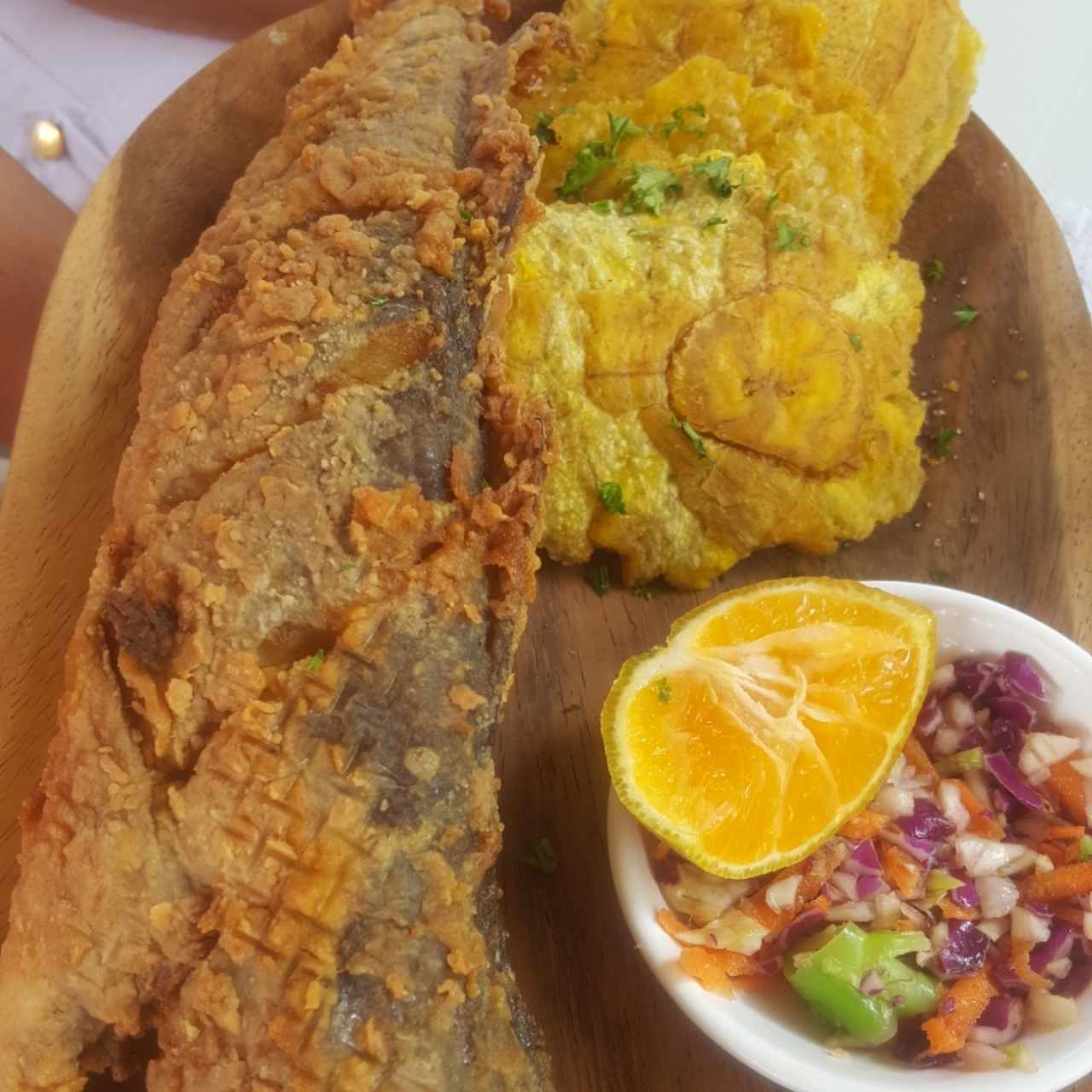 Pescado frito con patacones