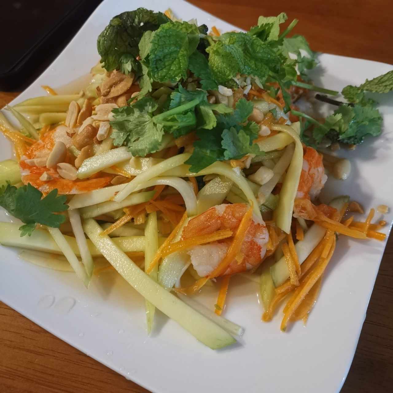 Ensalada de mango con camarones