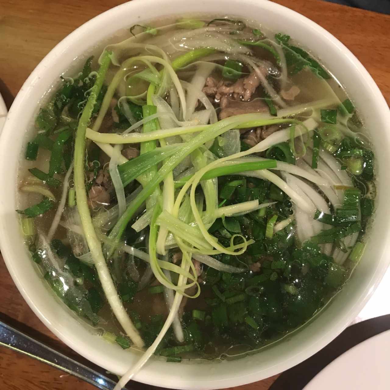 Pho de res salteada pequeña