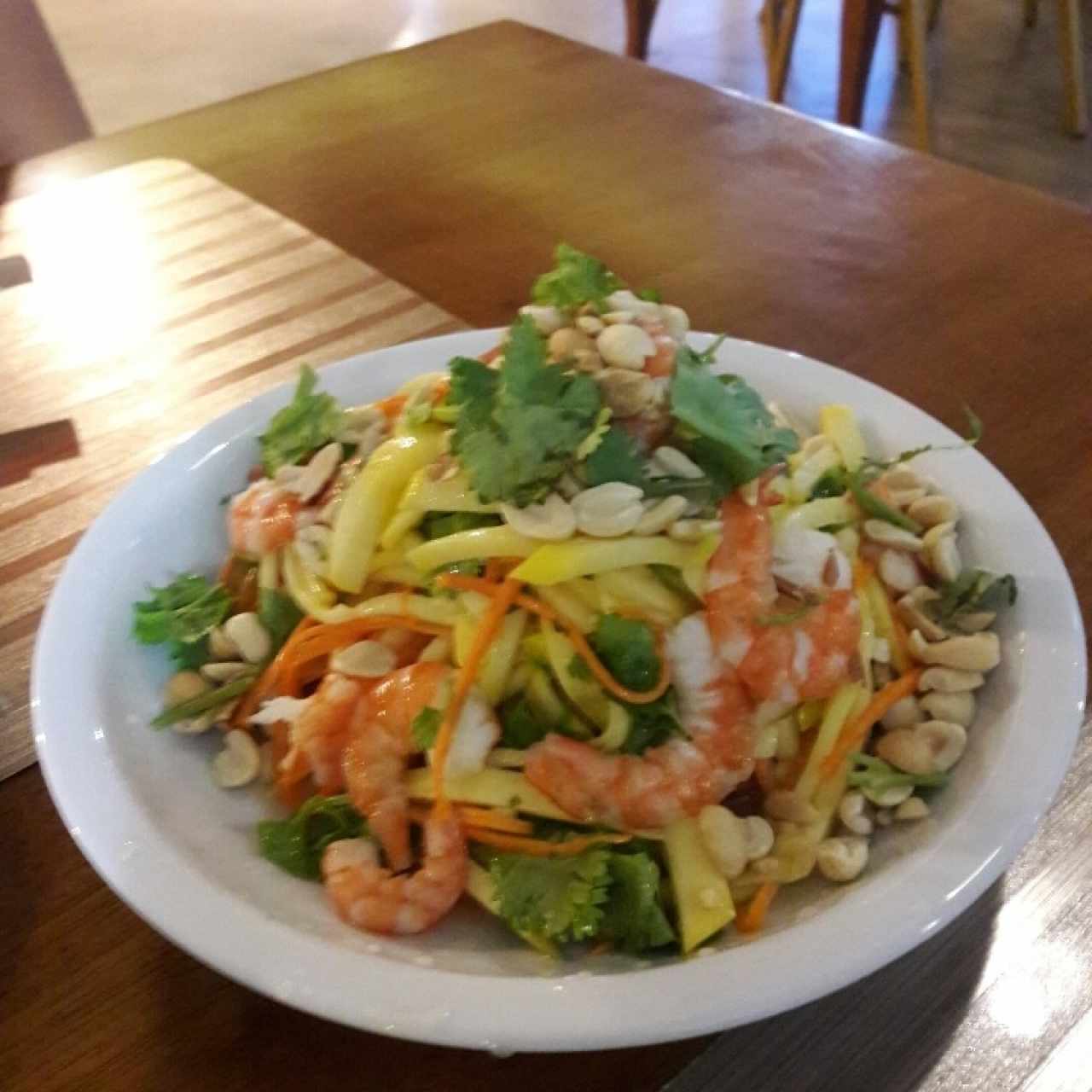 Ensalada de mango con langostinos