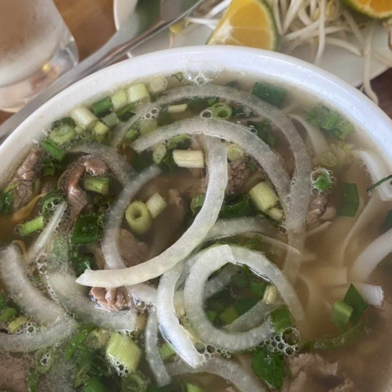 Pho de carne semi cruda 