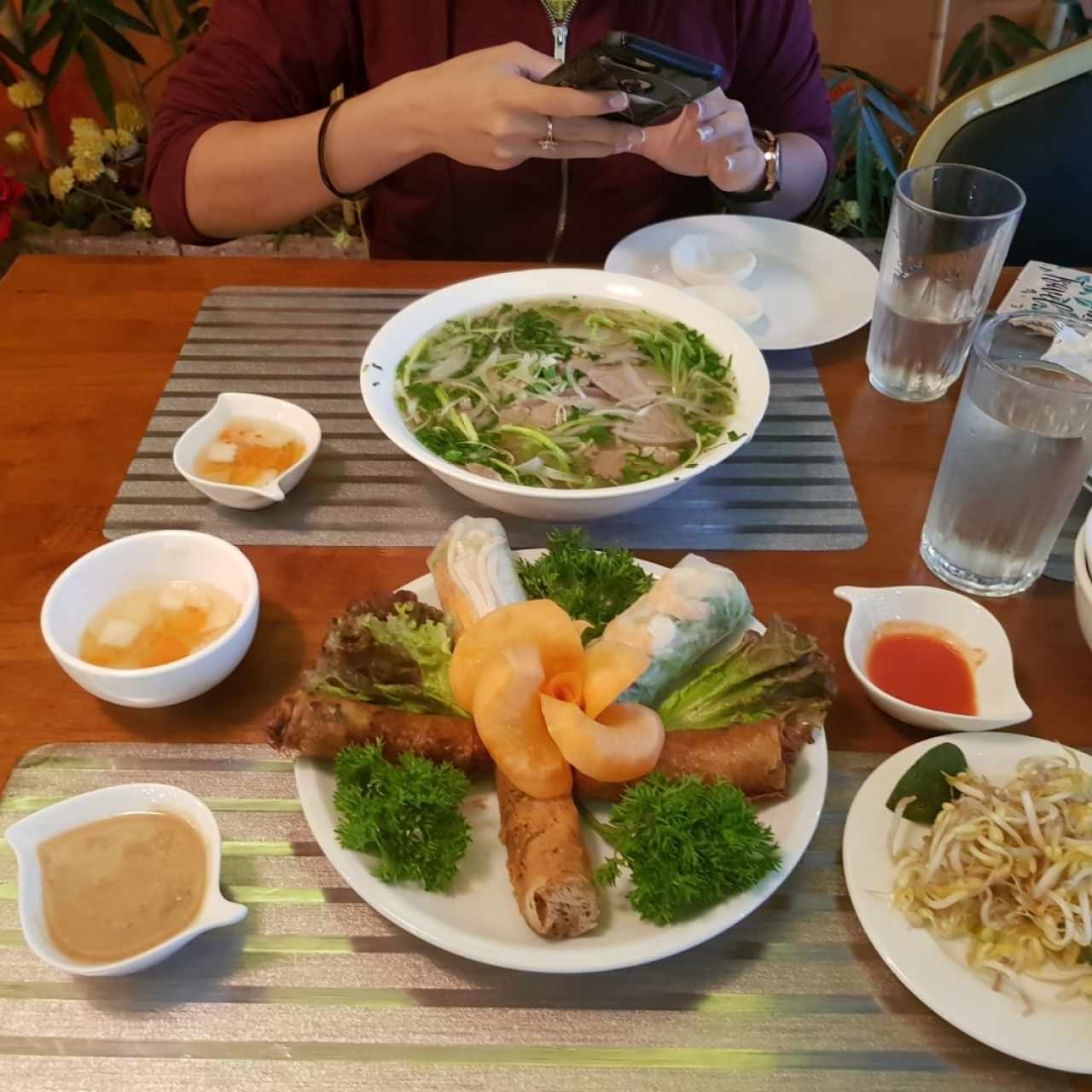 rollos mixtos y pho de carne bién cocida