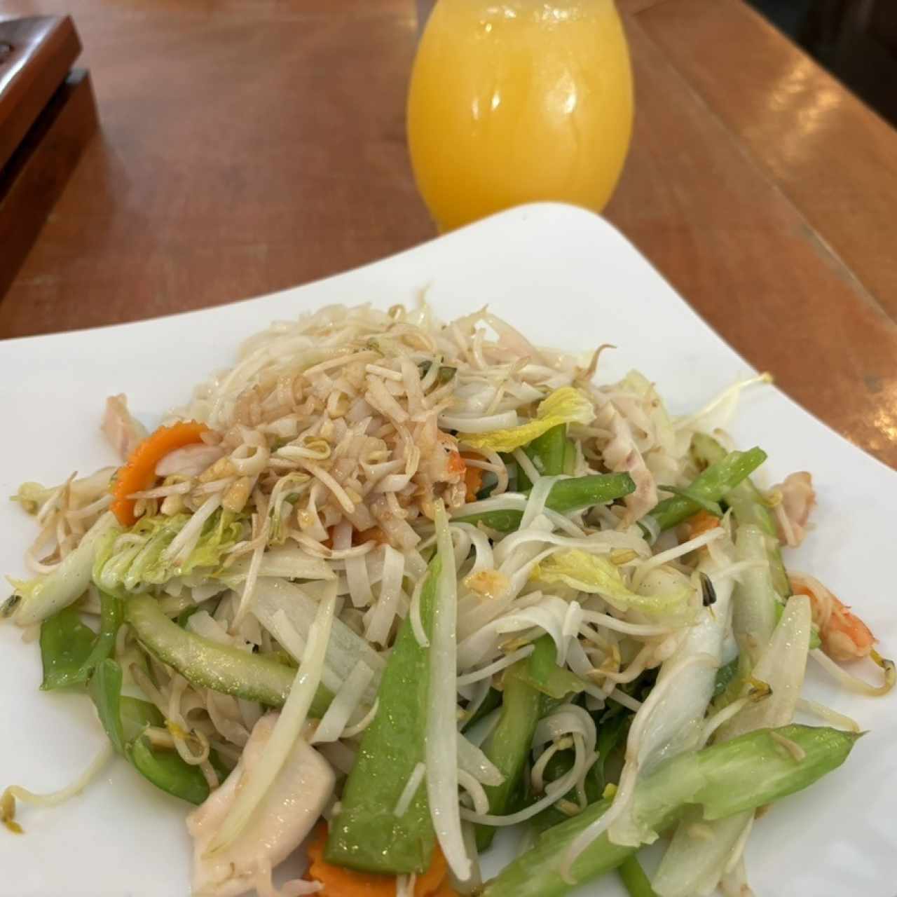 Fideos Mixtos de Mariscos con Jugo de Naranja.