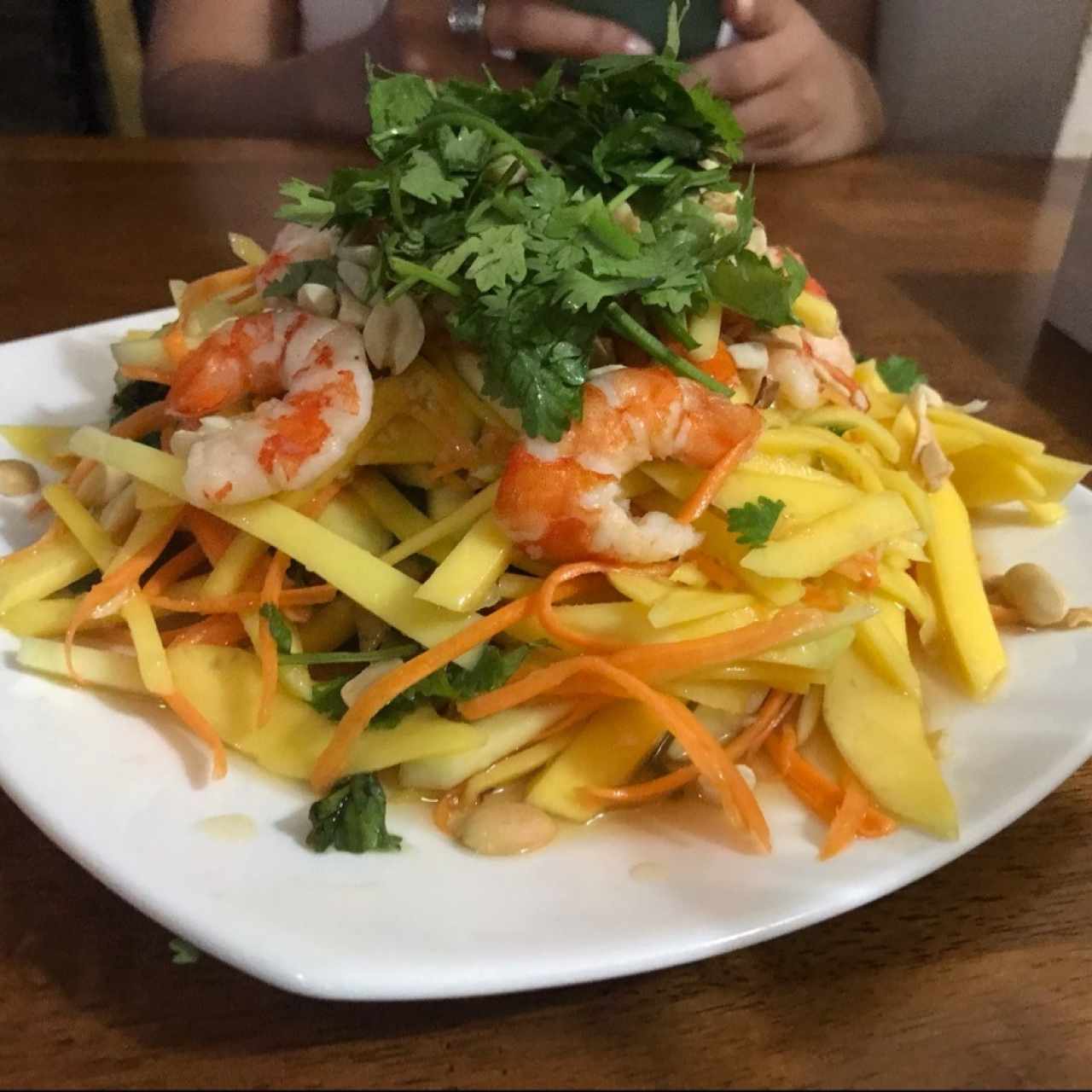 Ensalada de mango con camarones ( estupenda combinacion).                      calificacion 🌟🌟🌟🌟