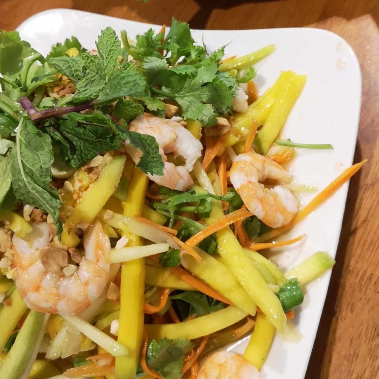 Ensalada de mango con camarones 