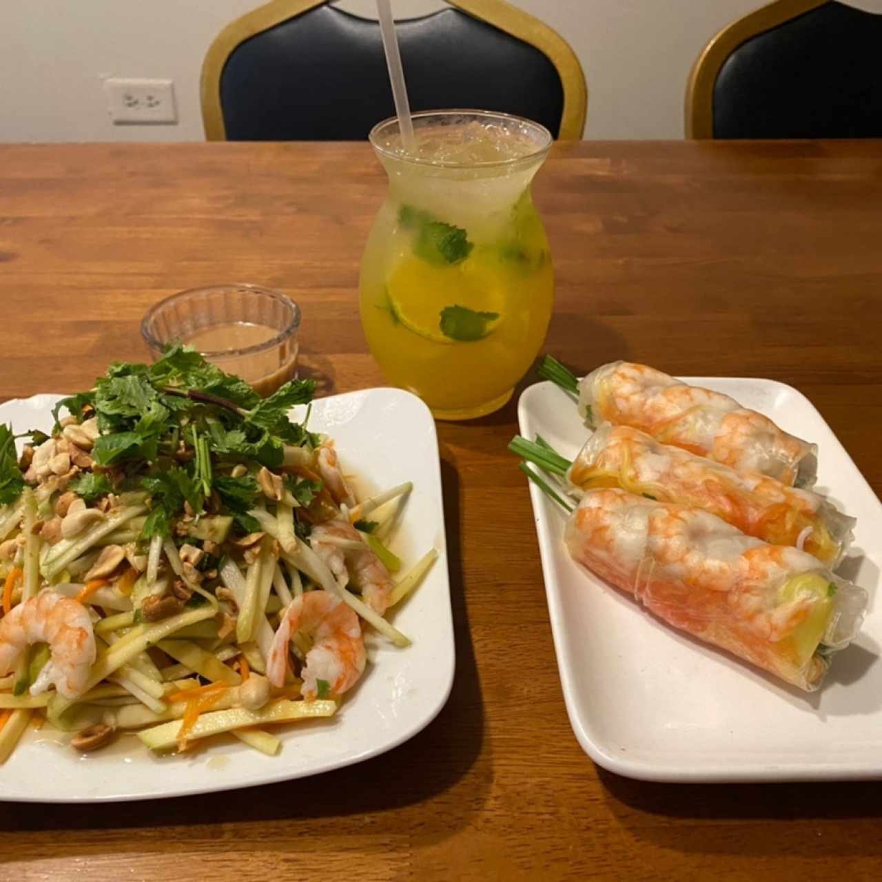 Rollos , ensalada y limonada