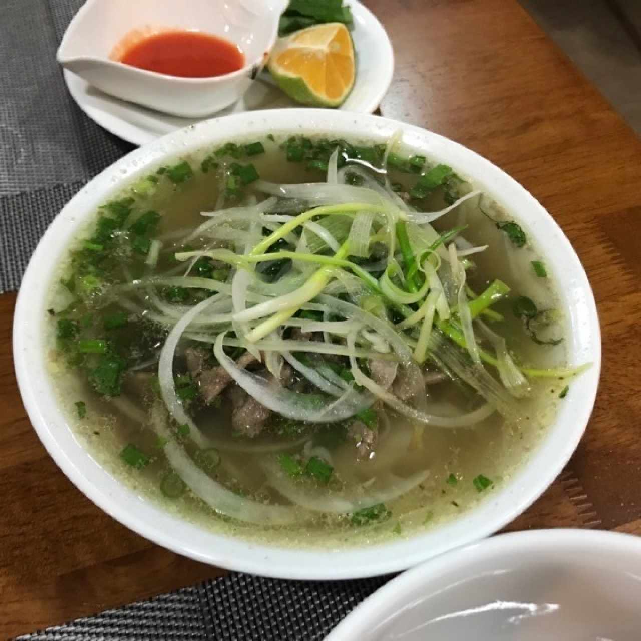 Pho de Carne Salteada con Ajo