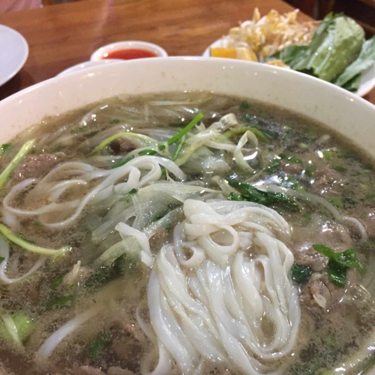 Pho de carne semi cruda 