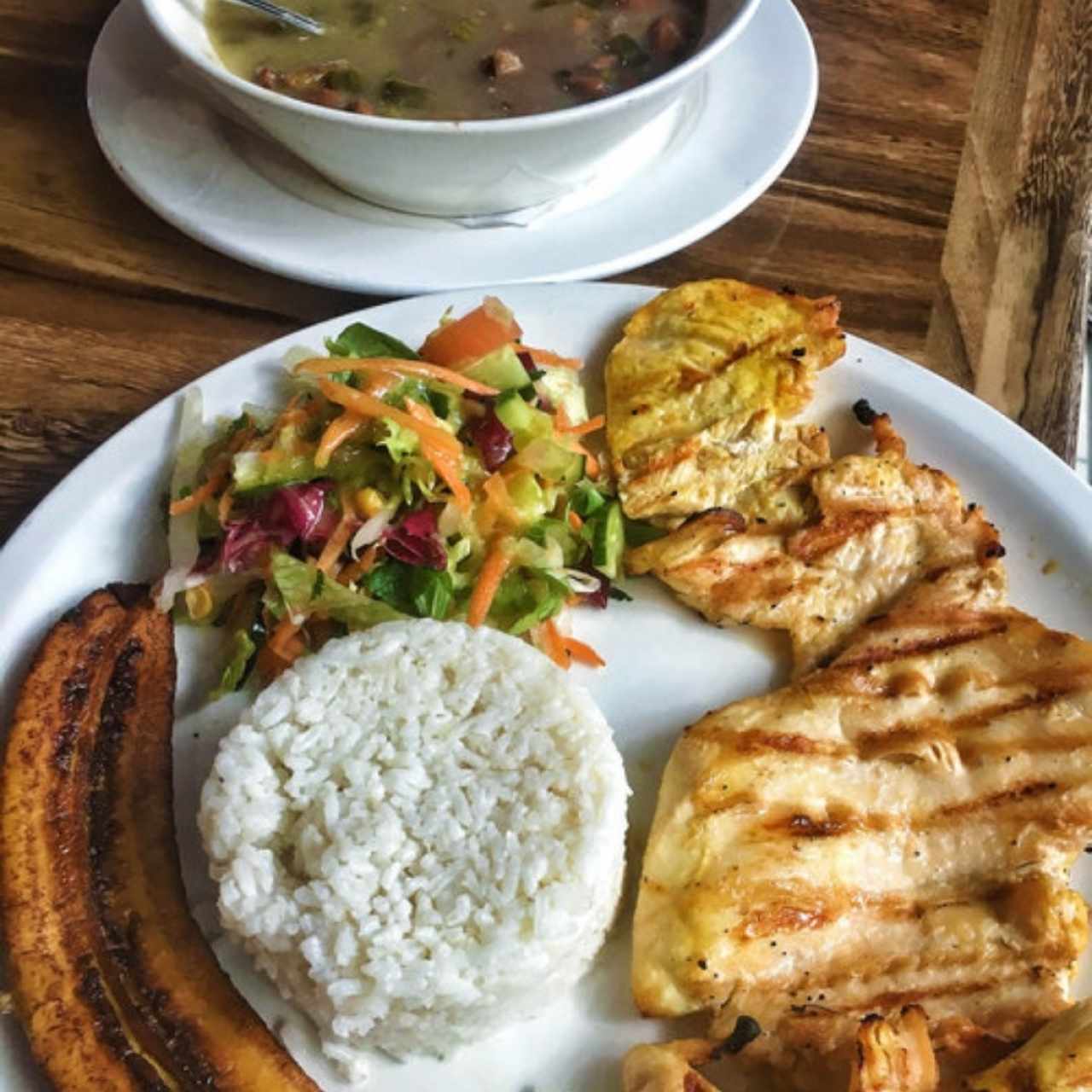 filete de pollo con acompañamientos