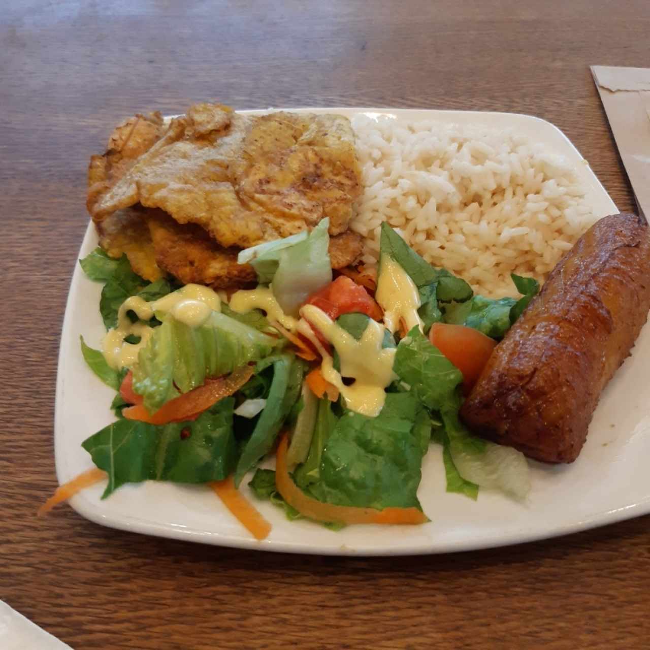 guarnición  ensalada paracones arroz  y platano maduro