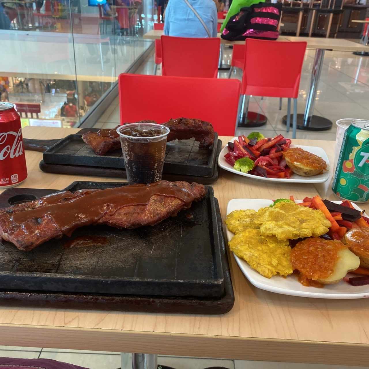 combo costilla ahumada con papas y vegetales salteados 