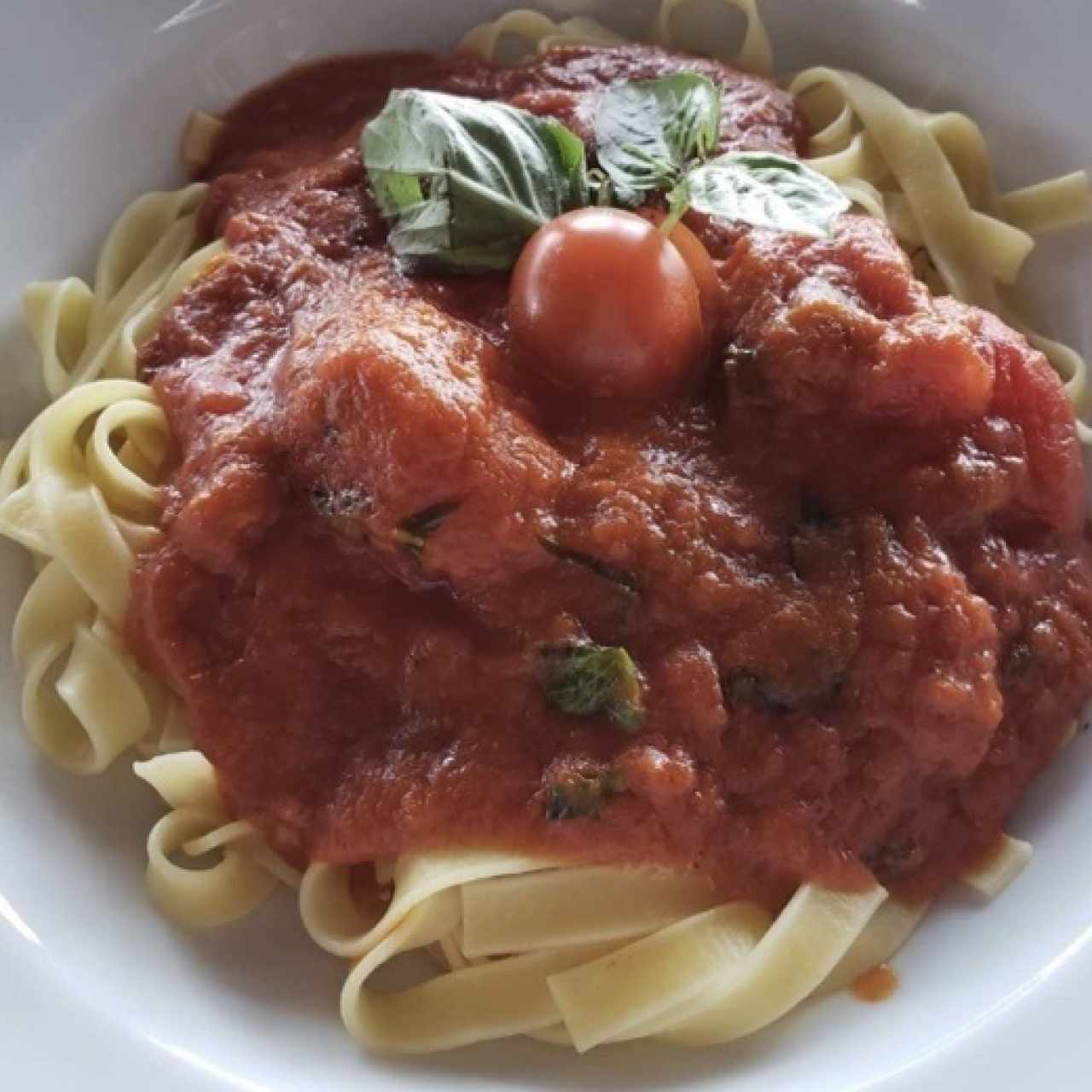 Pasta en salsa roja