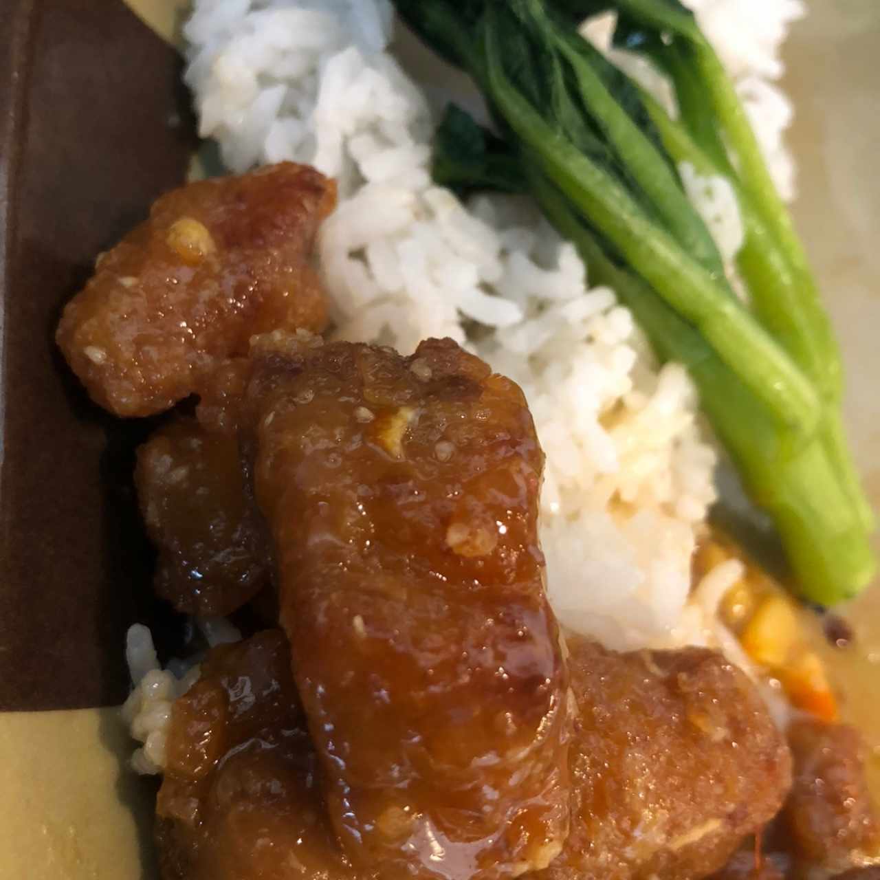 Costillas de Puerco  🐷en salsa de naranja 🍊 y arroz 🍚 jazmín y hojas 🥬 de mostaza