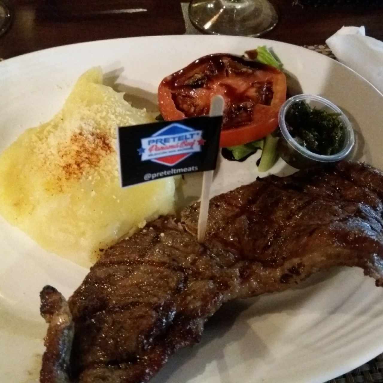 Ribeyes con puré de la casa