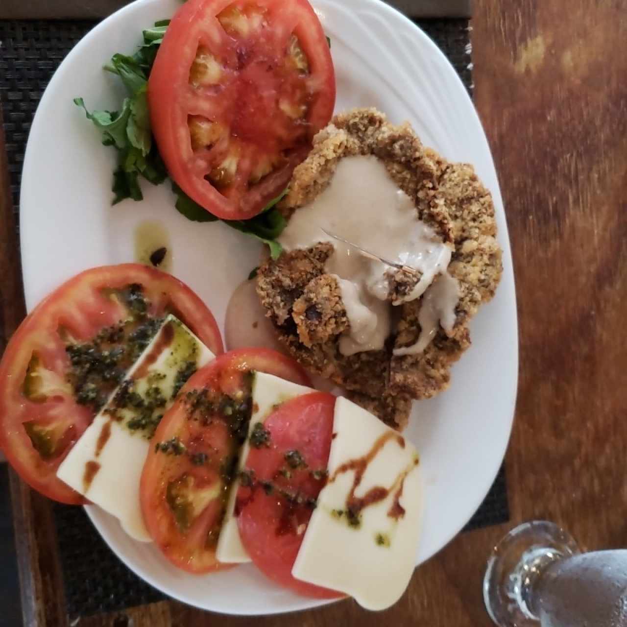 Milanesa de res con ensalada capresse