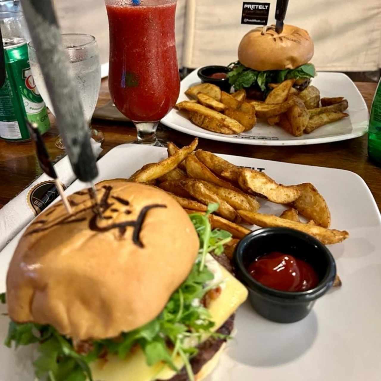 deliciosas la Kobe y la pacho Burger🙌 Excelente ambiente para comer, muy buena atención 💯👌