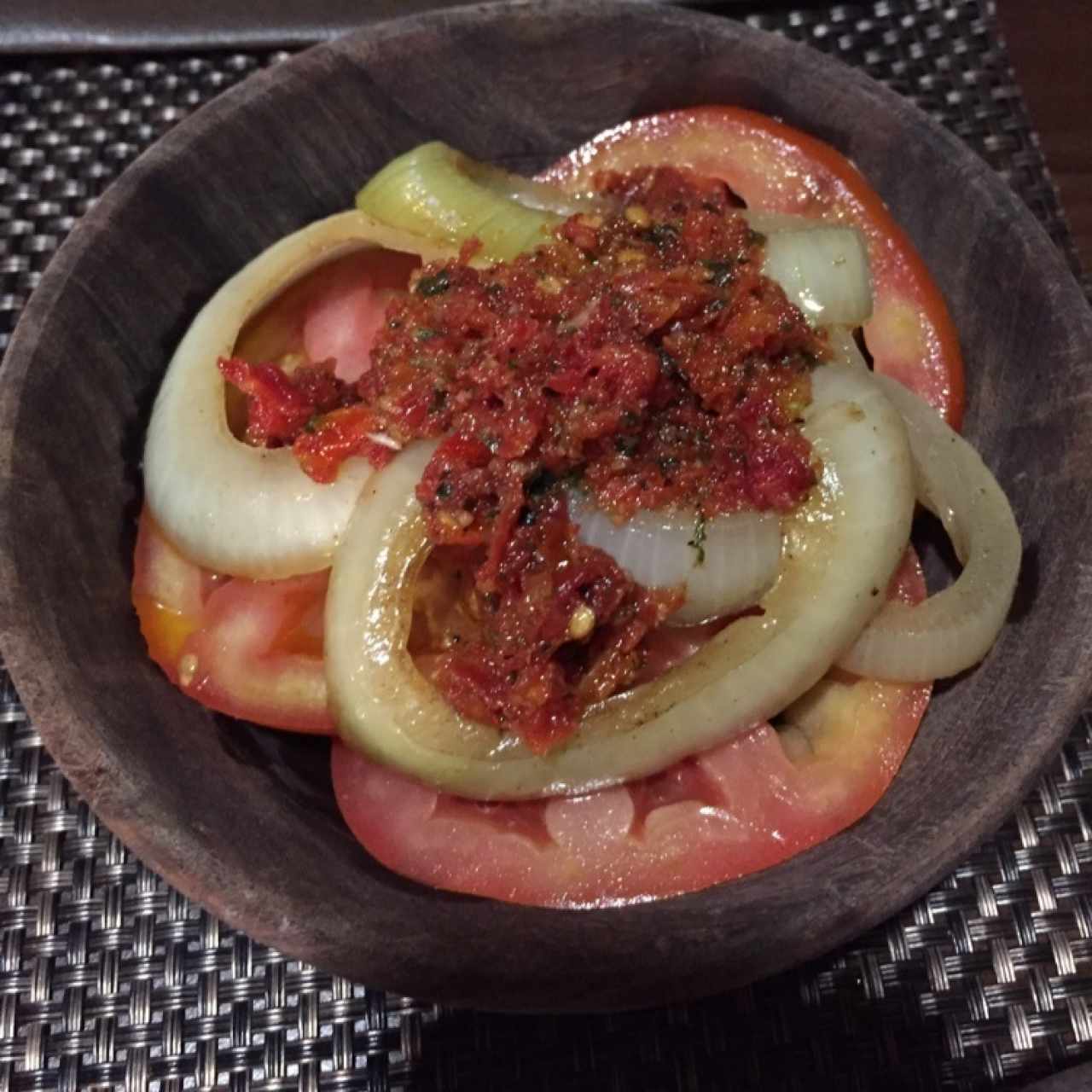 acompañamiento: tomate, aros de cebolla y salsa de la casa