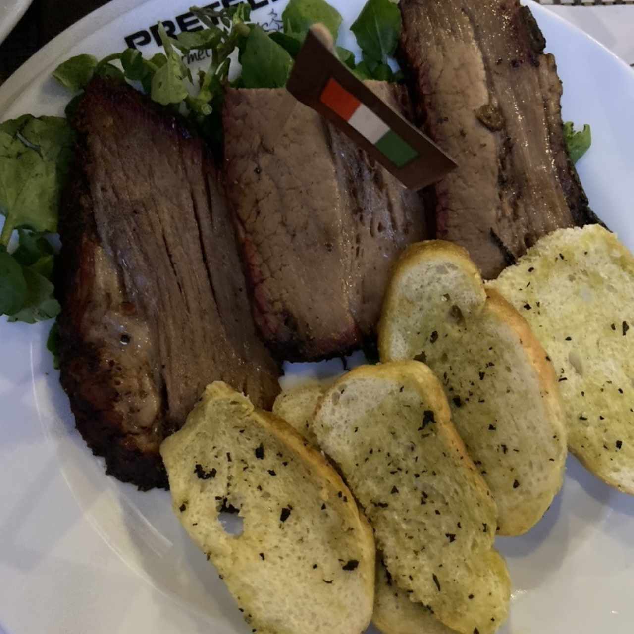 Brisket con pan de ajo