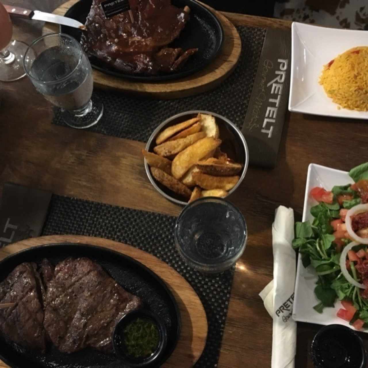 Filete de 🐮 y Costillas de 🐷 con acompañamientos 